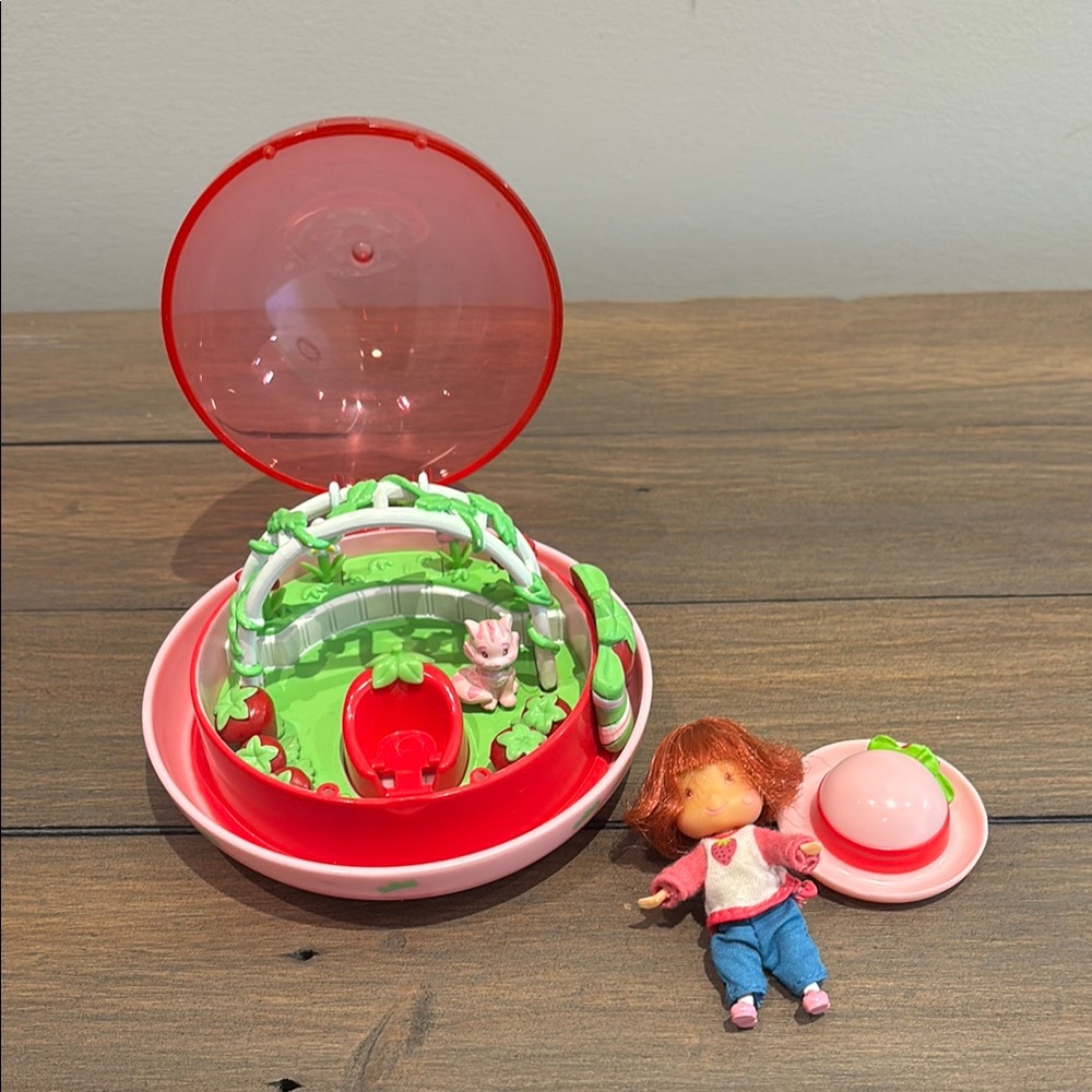 Bandai Strawberry Shortcake Berry Cute Go-Hats
